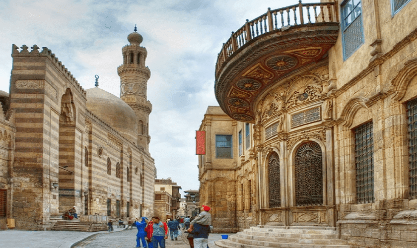 bound-images/644816042-Muizz-Street-Cairo-Old-Streets